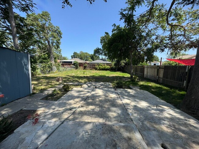 Building Photo - 2 Bedroom Home With A Spacious Yard