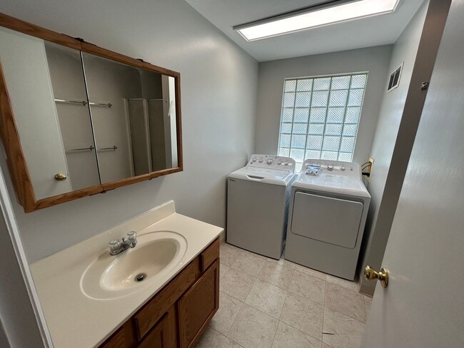 Building Photo - Available August 20th, 2026!!