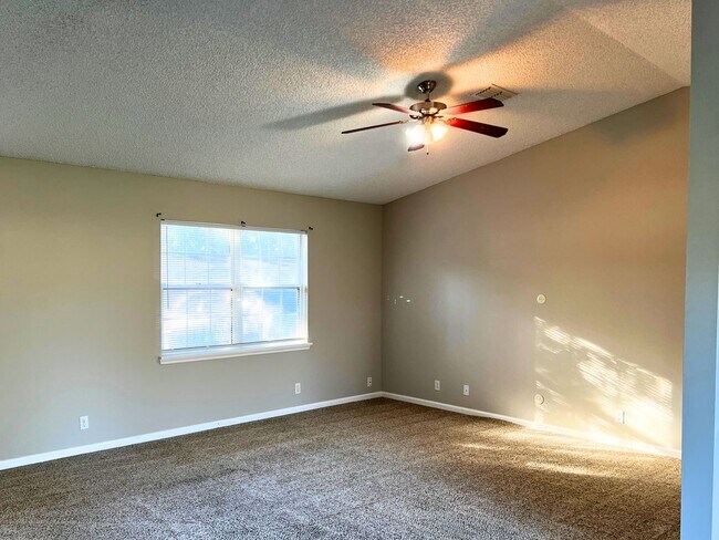 Building Photo - 4/2 with fenced in yard!