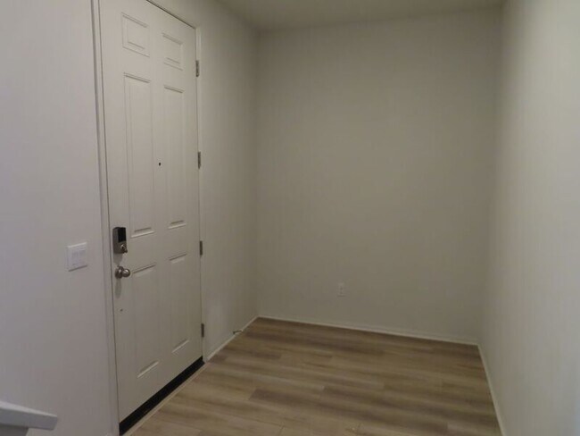 Building Photo - 40585 Melrose Dr