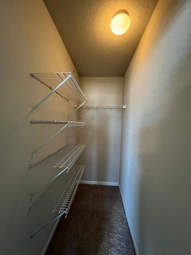 Building Photo - Welcome home - Trilevel H20 Townhome!