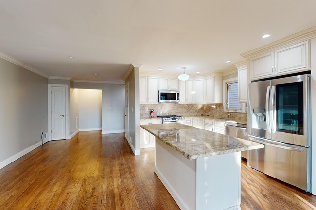 Building Photo - 59B Bleecker St