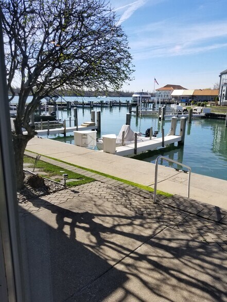 Patio to marina - 21 Kreger Dr