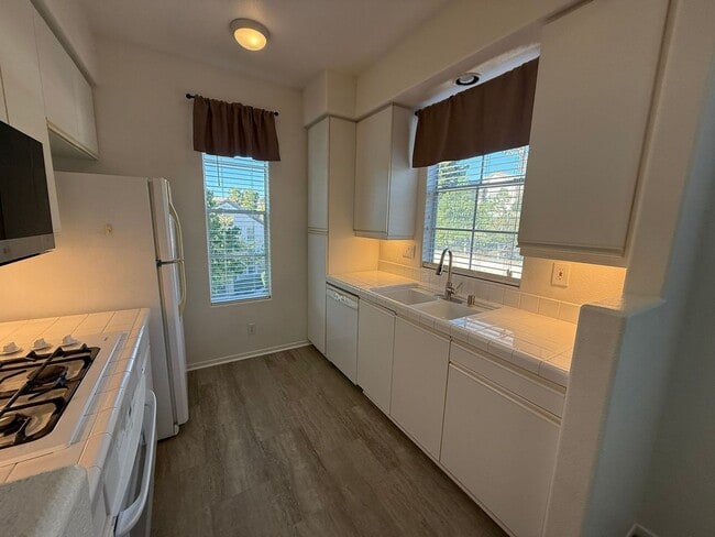 Building Photo - 1BR/1BA Condo w/ ASSIGNED PARKING for rent near Del Mar AVAILABLE NOW!