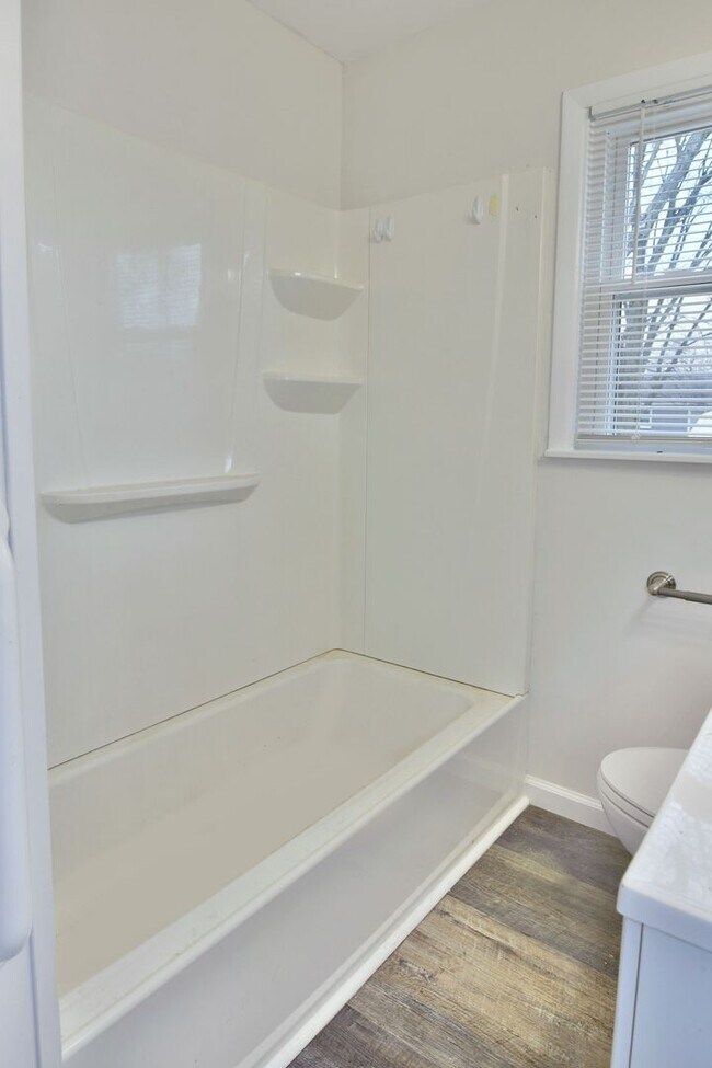 Building Photo - House for RENT in Girard!