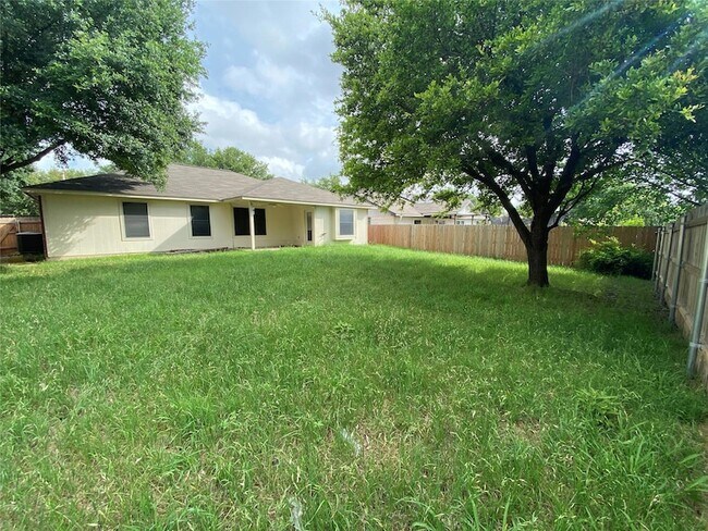 Building Photo - 2402 Hallie Ln