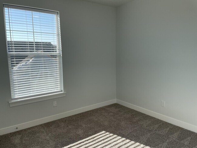 Building Photo - 302 W 435 N