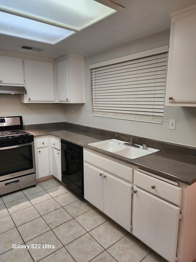 Building Photo - 2 Bedroom 1 Bathroom Apartment with 1 Car ...