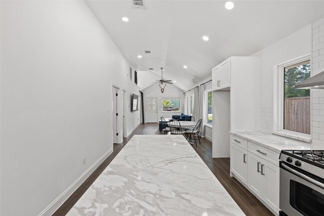 Building Photo - 3211 Cochran St