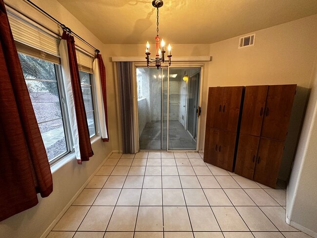 Building Photo - Henderson First Floor Condo - In Gated Community With Pool.