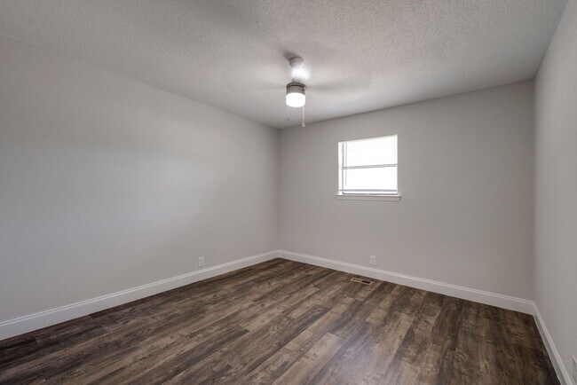 Building Photo - 718 Salem Rd