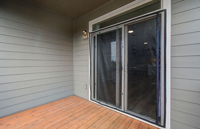 Building Photo - 3bd 2.5ba Daylight Ranch Home on Corner Lot