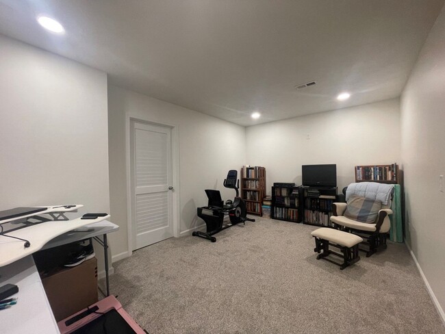Building Photo - Bellevue Home For Rent!