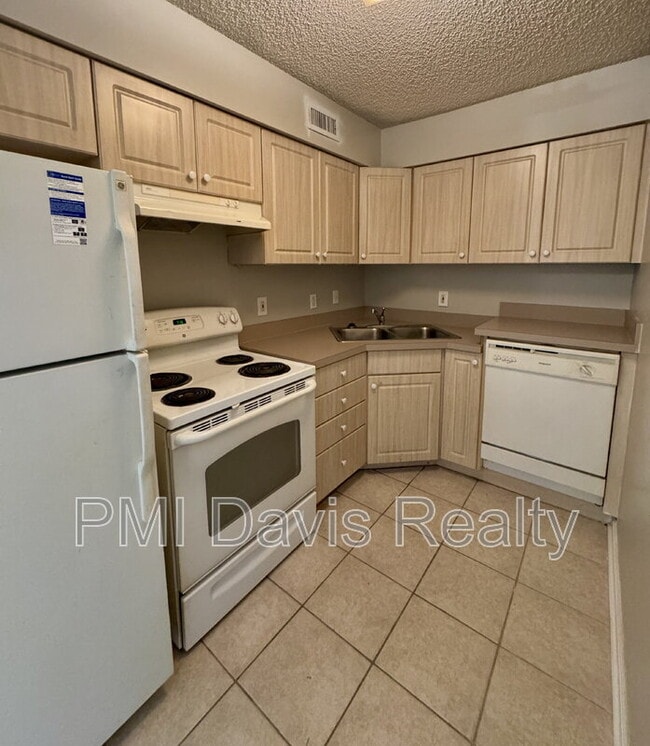Building Photo - 1845 Lindberg Dr