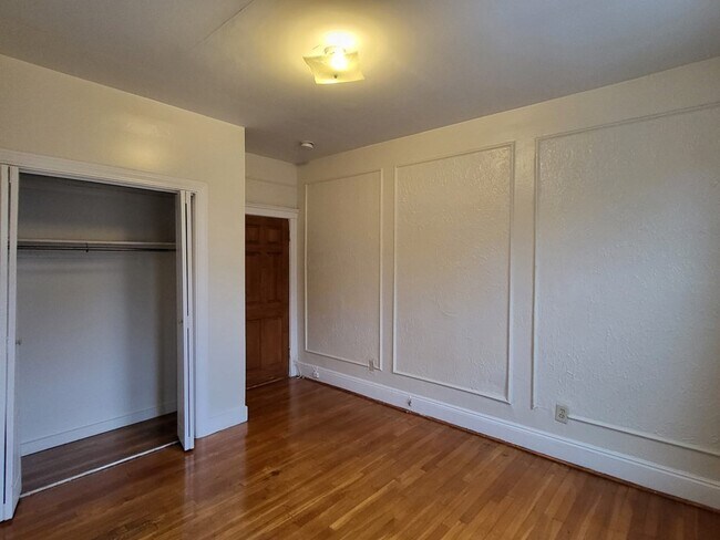 Building Photo - 19 Mora St