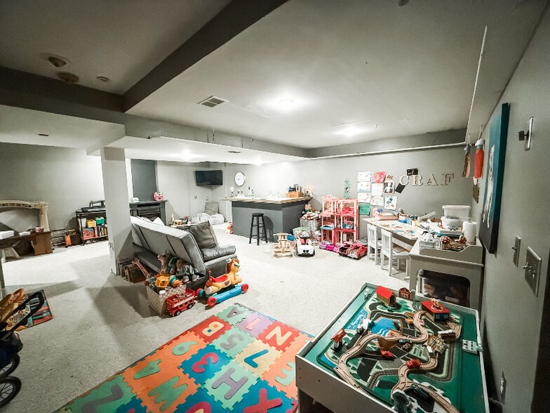 Building Photo - 102 Longfellow Close