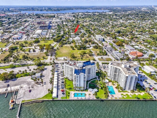 Building Photo - 411 26th St