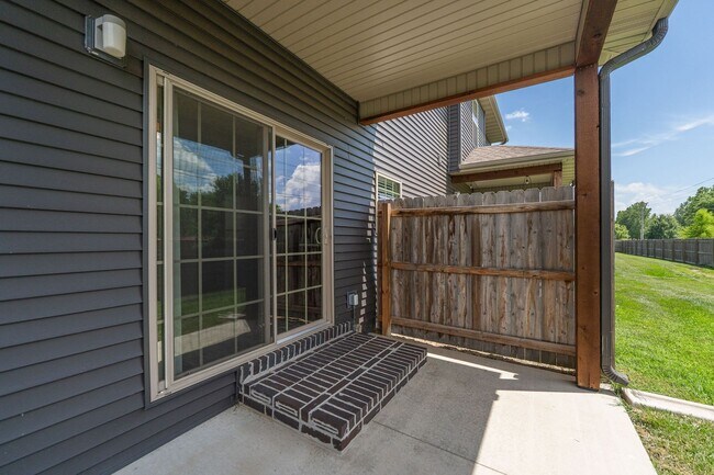Building Photo - NEW LUXURY 3 BED 2.5 BATH TOWNHOUSE!!!