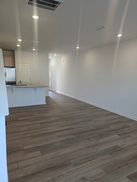 Building Photo - 2003 Oakdale Dr