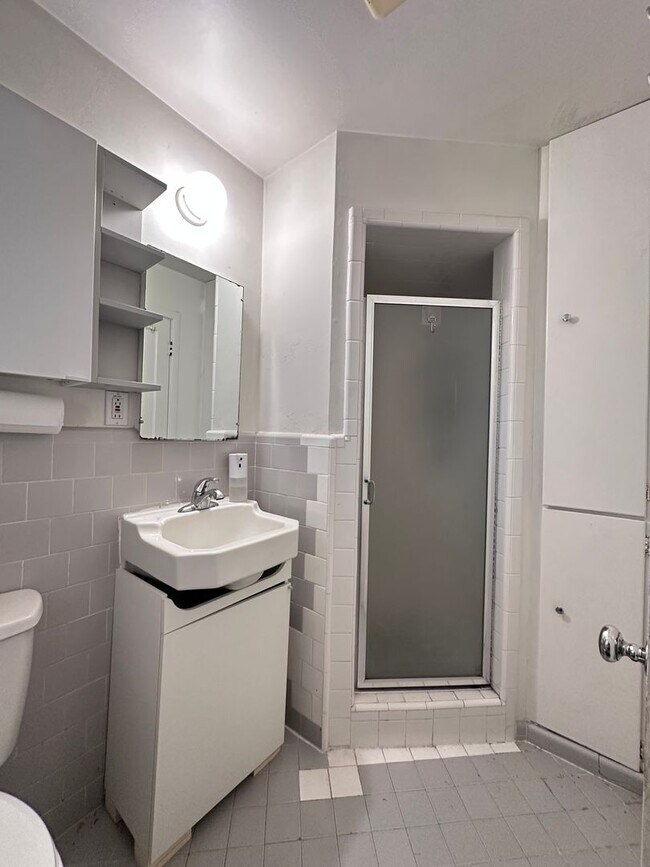 Building Photo - Cozy West Sac Cottage