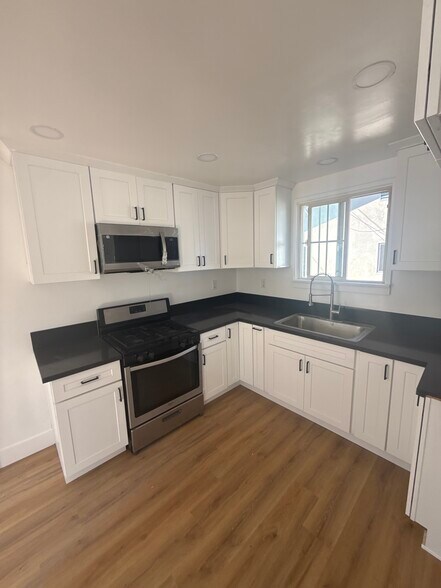 Building Photo - 5661 California Ave