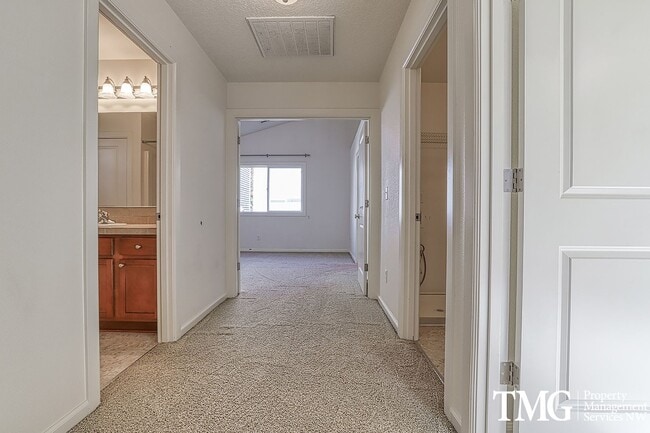 Building Photo - Lovely 3 Bed 2.5 Bath Home in Minnehaha Neighborhood!