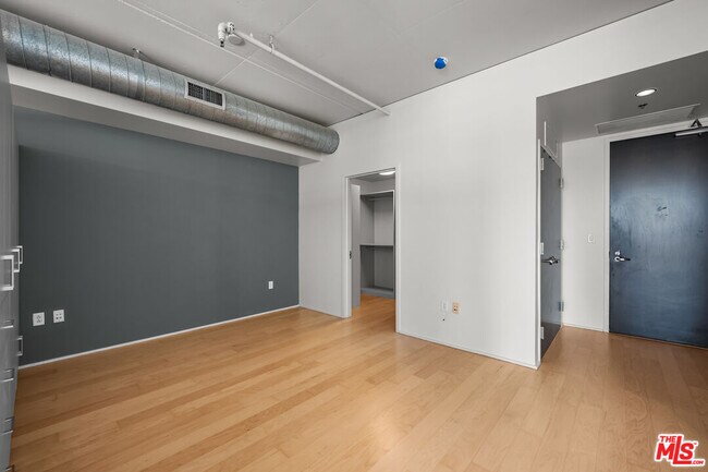 Building Photo - 1100 S Hope St