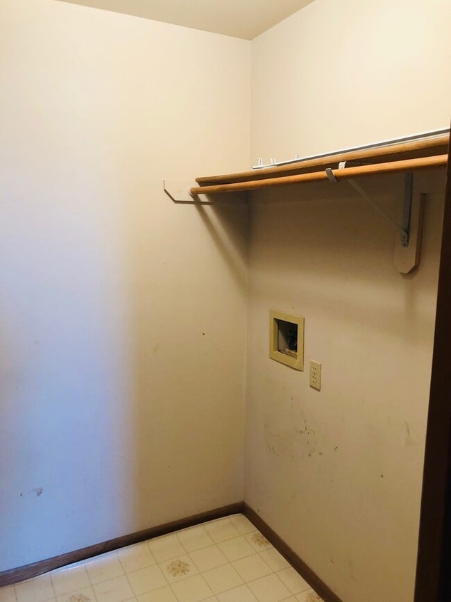 Building Photo - Fresh Interior
