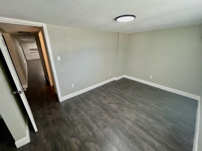 Building Photo - Beautifully Remodeled 3 Bedroom, 2 Bathroo...