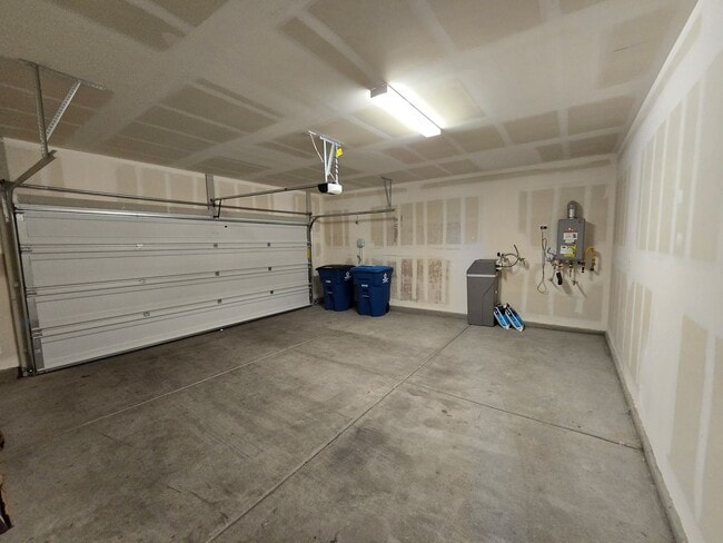 Building Photo - 3 Bedroom Single Story Home