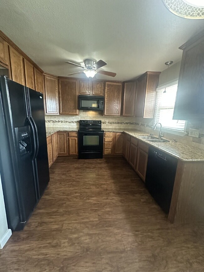 Building Photo - Pre-Leasing for Summer/Fall 2025!