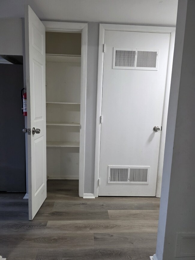 Building Photo - 122 Chelsea Cir