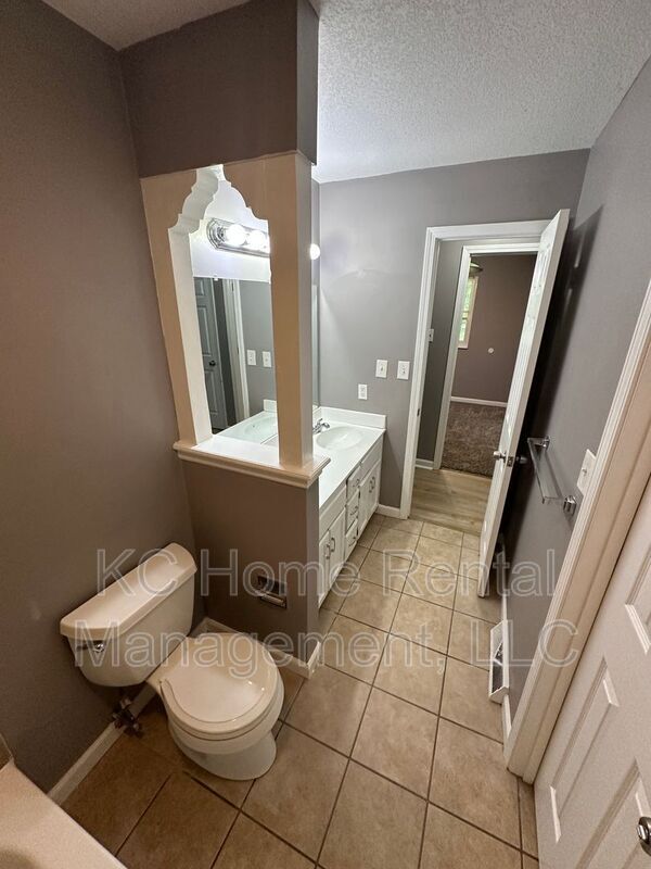 Building Photo - 424 NE Lakeview Dr