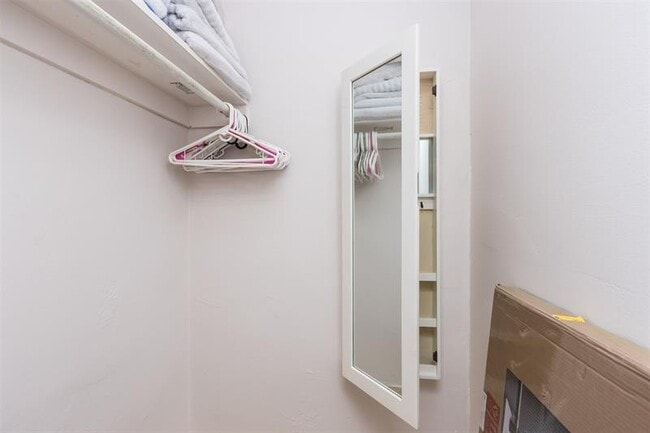 Building Photo - 936 NE 26th Ave