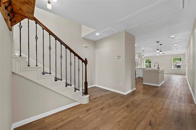 Building Photo - 2602 W Clarendon Dr