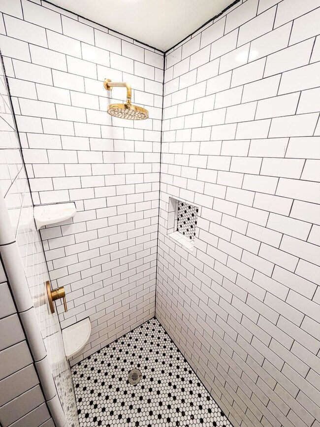 Building Photo - Fully Renovated Modern Farmhouse in Quiet Jennings