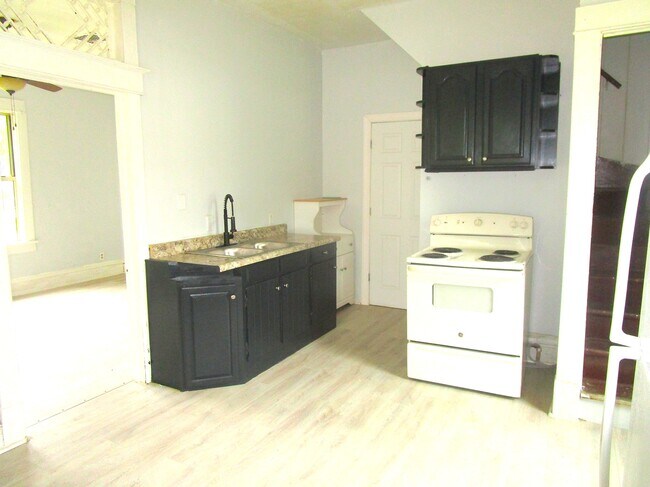 Building Photo - 1613 W Kettelle St