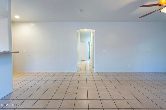 Building Photo - 392 Falcon Ct