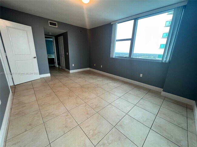 Building Photo - 2641 N Flamingo Rd