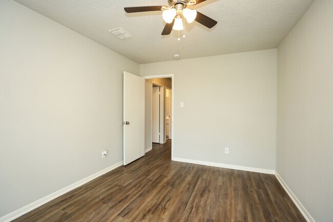 Building Photo - 815 Park Meadow Dr