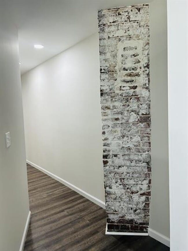 Building Photo - 2/1 Available Now Conveniently Located In ...