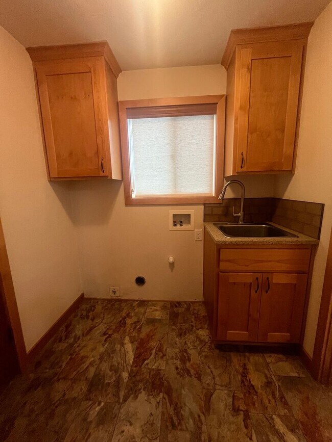 Building Photo - 3-Bedroom 2-Bathroom home in Coburg