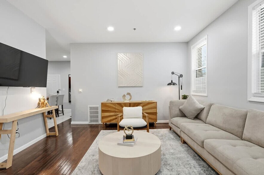 Building Photo - 41 Vroom St