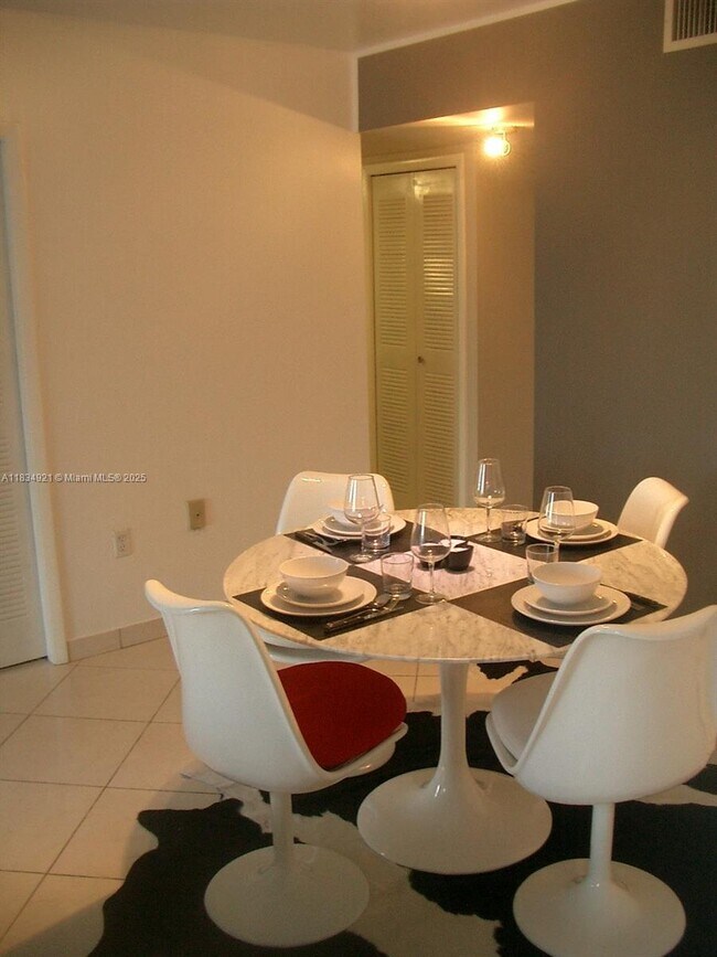 Building Photo - 2600 Collins Ave