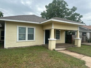 Building Photo - 2 bed 1 bath; AVAILABLE NOW!