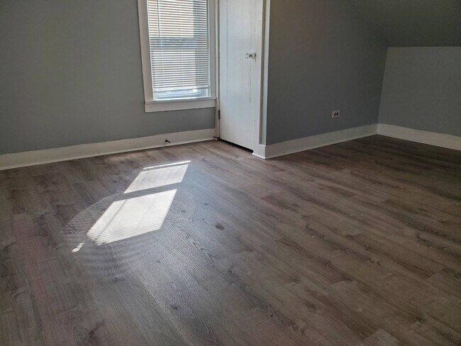 Building Photo - 2104 5th St