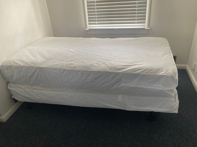 Building Photo - 1120 Evans Ave