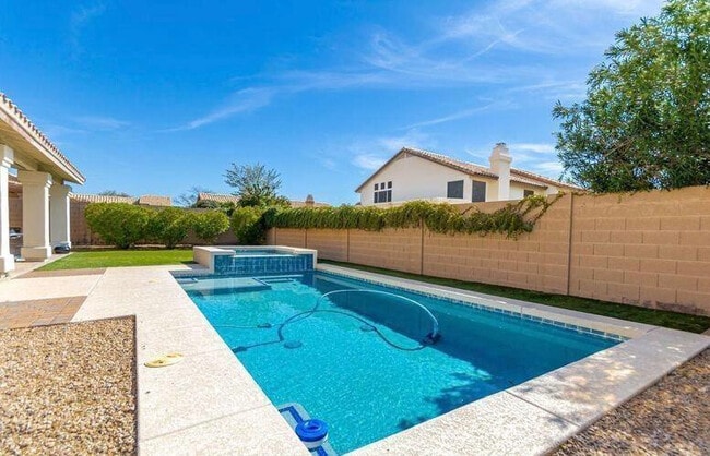 Building Photo - 4423 E Vista Val Verde Dr