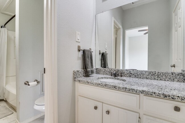 Building Photo - Delightful 2-Bed, 1.5 Bath in Prime Dallas...