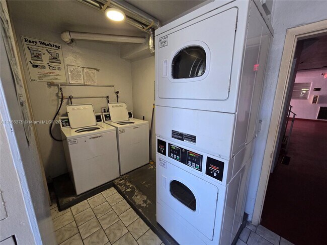 Building Photo - 120 Royal Palm Rd